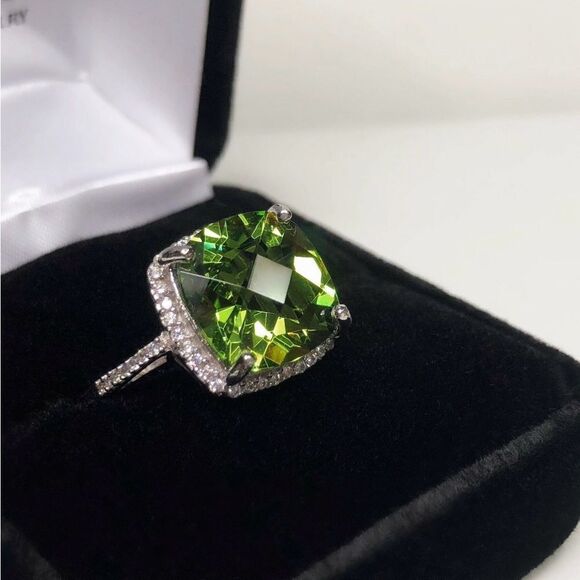 ♥️ Gorgeous 7ct peridot ring, size 8 sterling silver white sapphire halo - Picture 4 of 16